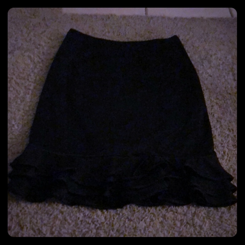 Ponte black ruffled Kay Unger skirt!